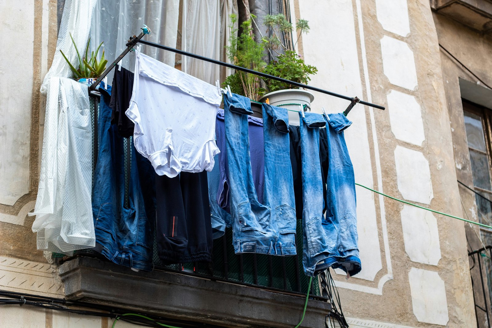 Kleidung mit gelben Flecken im Achselbereich