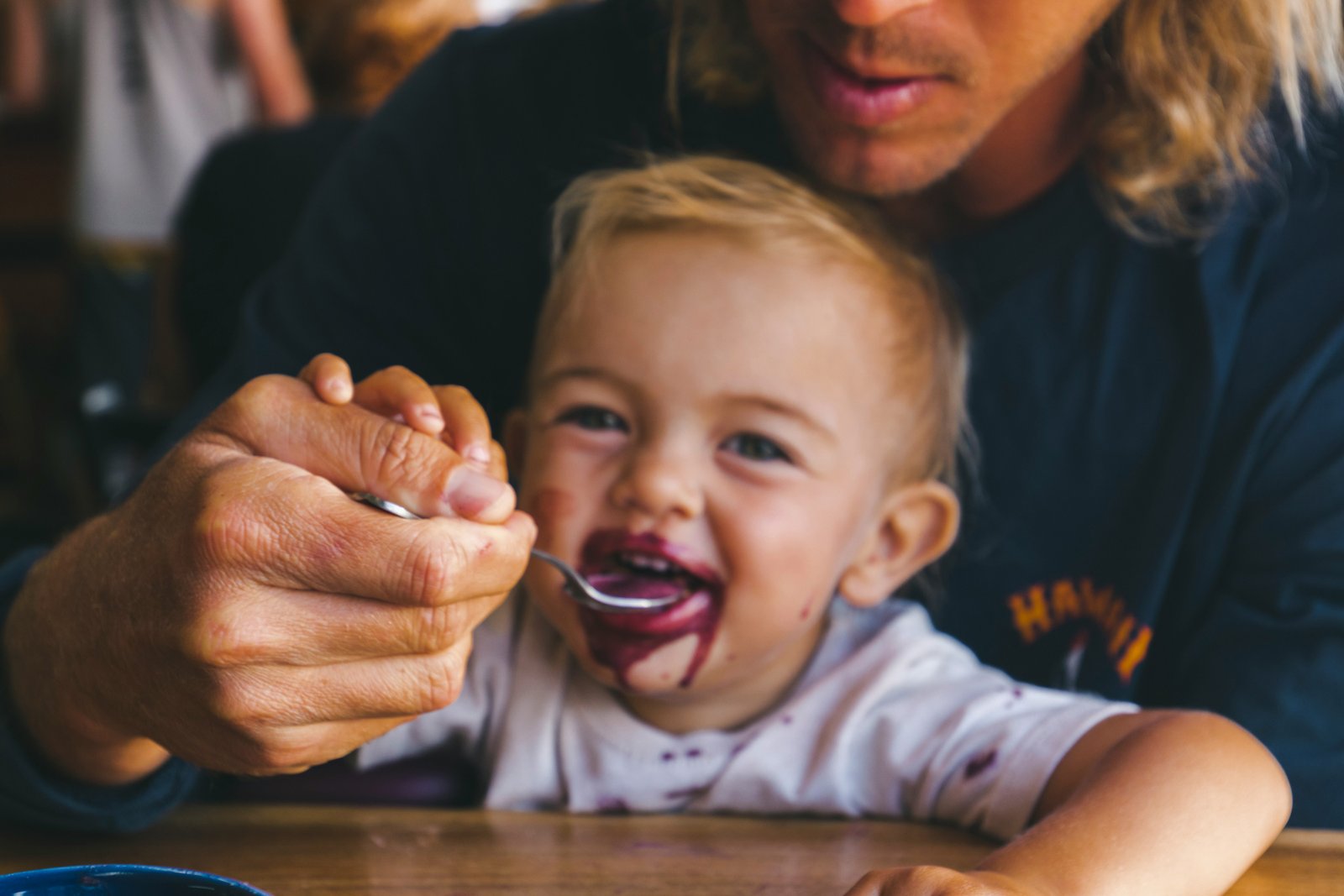 Kinderkleidung mit Flecken im Stoff